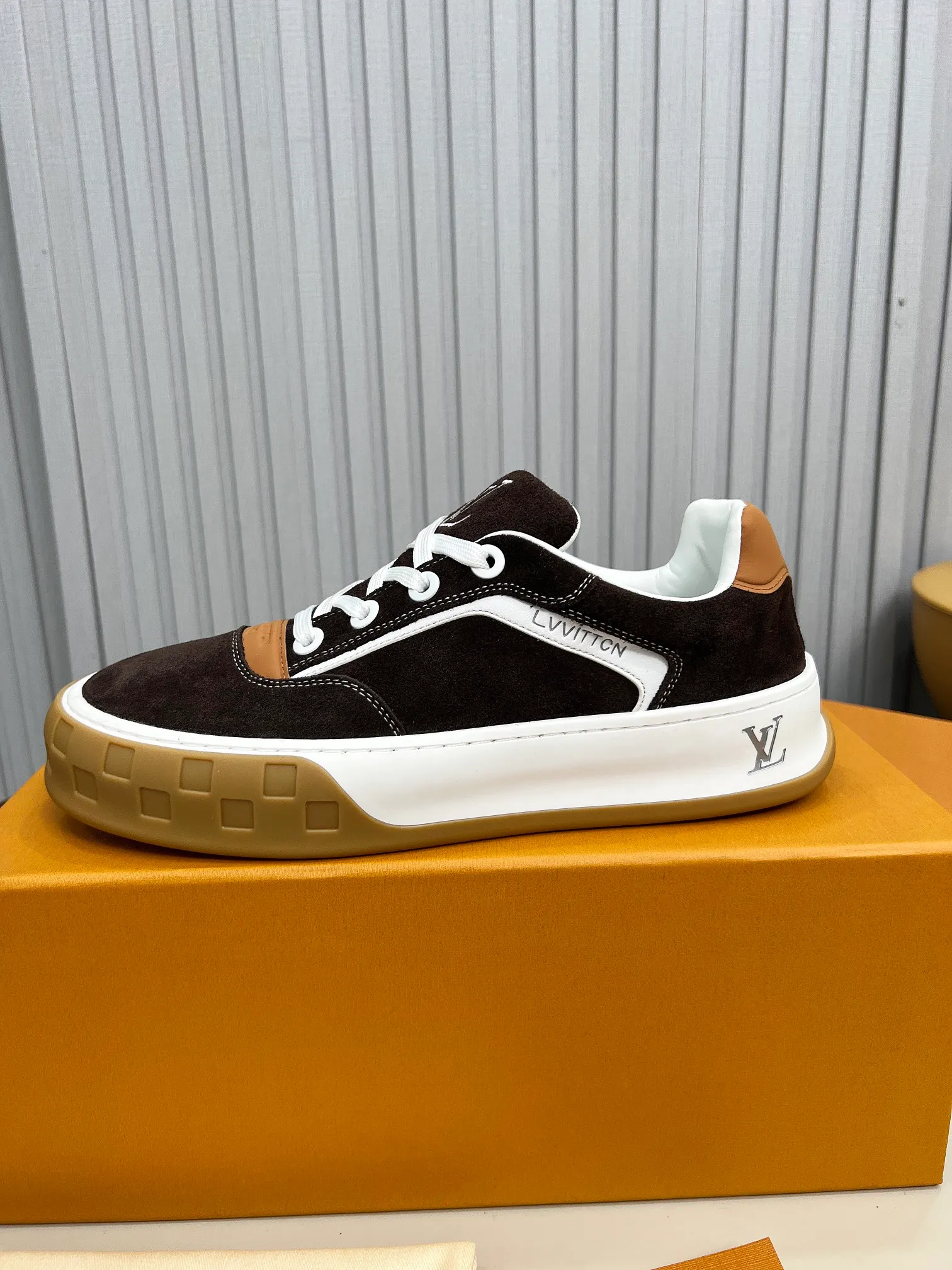 p620💰Men's shoes ❤️❤️❤️Top version LV-Louis Vuitton-Classic catwalk new style Air glue process·Original 1:1 development and reproduction! ! The upper foot is very comfortable. It is made of luxurious materials and fine workmanship. The midsole is printed with English letters "Made in Europe". The upper is made of calfskin imported from Italy. The side is decorated with the brand's LOGO and signature. The latest latex foot pads and mesh lining make the foot feel super comfortable. The original two-color TPU combination outsole is specially provided by the original factory. Bag technology Goodyear stitched edges Fabric: Exclusive custom first-layer cowhide Accessories: Exclusive private model Vuitton logo, lining: Customized silk mesh lining - first-layer silk cowhide lining Outsole: TPU combination outsole wear-resistant, non-slip and anti-yellowing Foot pads: new latex pads-mesh sweat-absorbent Counter technology: fully computerized sewing machine wire drawing Toe box back cover Hot and cold shaping Full set of pull-top last with medium and low logo pattern Code number 39-45